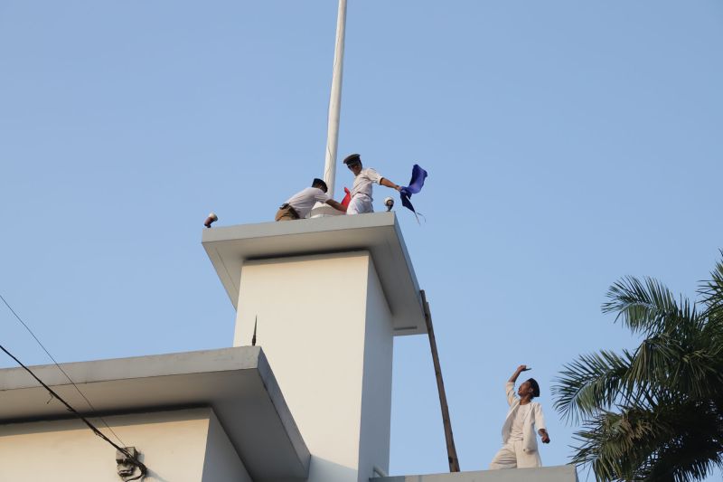 Teatrikal Perobekan Bendera di depan Hotel Majapahit Kota Surabaya, Minggu (17/9/2023). (foto:gemapos/ant/diskominfos)